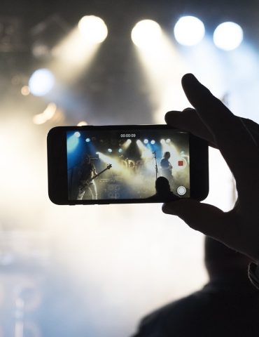 Concert Rock Band Singing Cellphone  - fredrikwandem / Pixabay